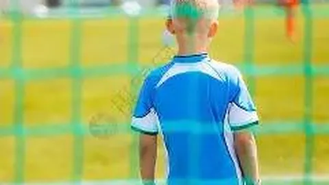 篮球场冲突升级：球员扭打，塑料椅横飞一地