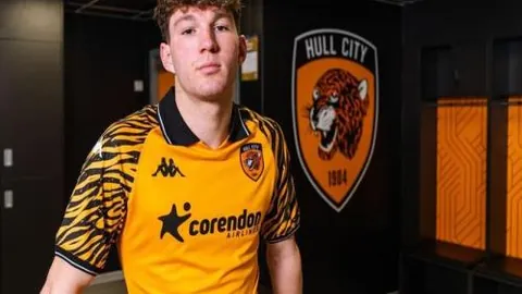 蓝月枪手激战成平，足球盛宴以和局落幕